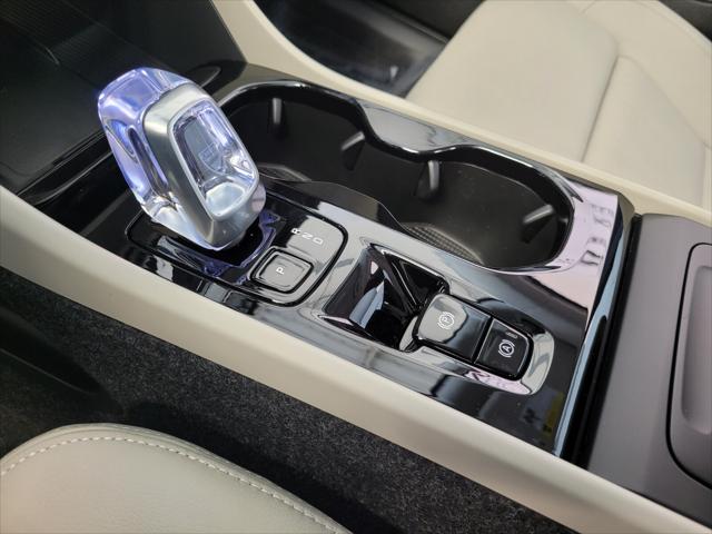 2026 Volvo XC40 Ultra, B5 AWD Gas (mild hybrid), Dark