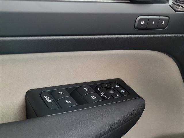 2026 Volvo XC40 Ultra, B5 AWD Gas (mild hybrid), Dark