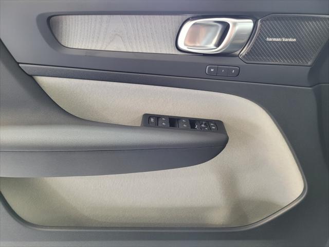 2026 Volvo XC40 Ultra, B5 AWD Gas (mild hybrid), Dark