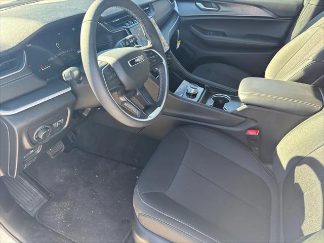 2025 Jeep Grand Cherokee L Laredo 4x2
