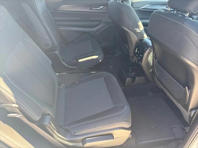 2025 Jeep Grand Cherokee L Laredo 4x2