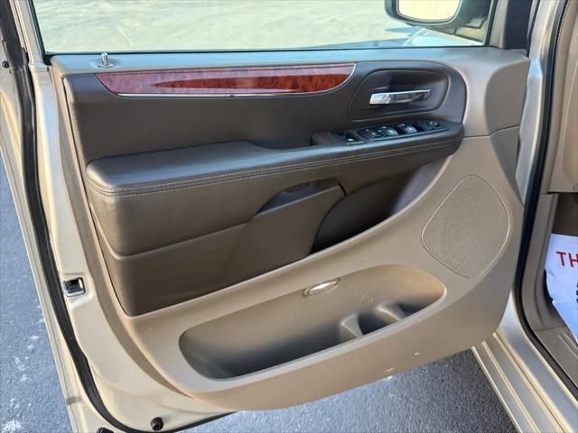 2014 Chrysler Town & Country Touring-L