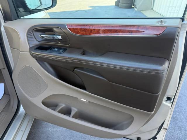 2014 Chrysler Town & Country Touring-L