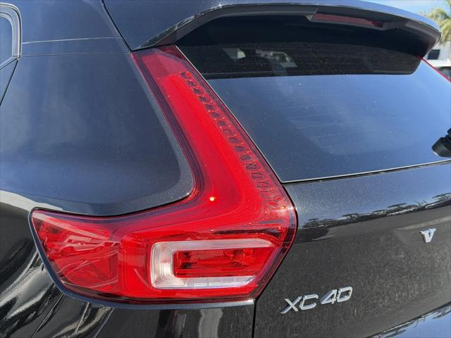 2026 Volvo XC40 Ultra, B5 AWD Gas (mild hybrid), Dark
