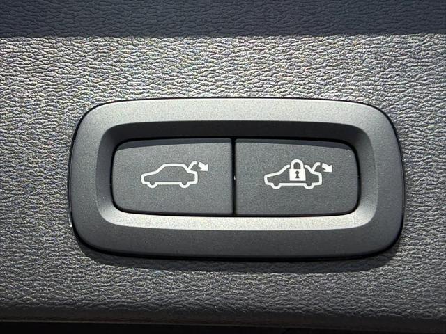 2026 Volvo XC40 Ultra, B5 AWD Gas (mild hybrid), Dark