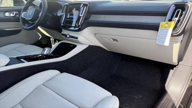 2026 Volvo XC40 Ultra, B5 AWD Gas (mild hybrid), Dark
