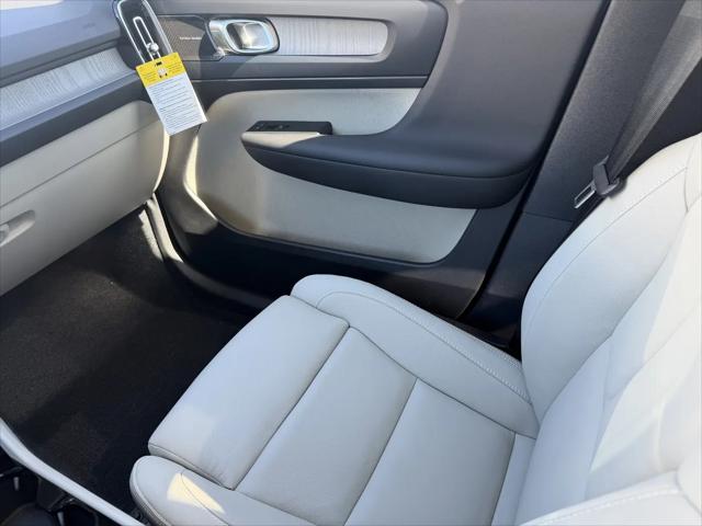 2026 Volvo XC40 Ultra, B5 AWD Gas (mild hybrid), Dark