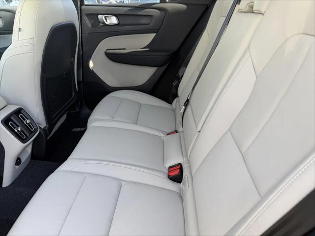 2026 Volvo XC40 Ultra, B5 AWD Gas (mild hybrid), Dark