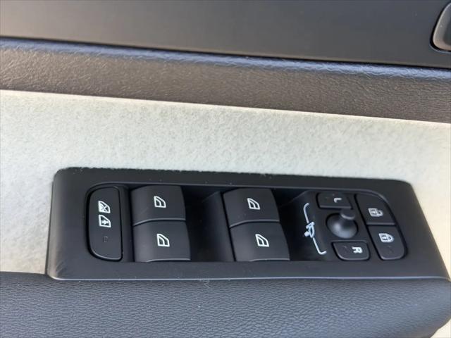 2026 Volvo XC40 Ultra, B5 AWD Gas (mild hybrid), Dark