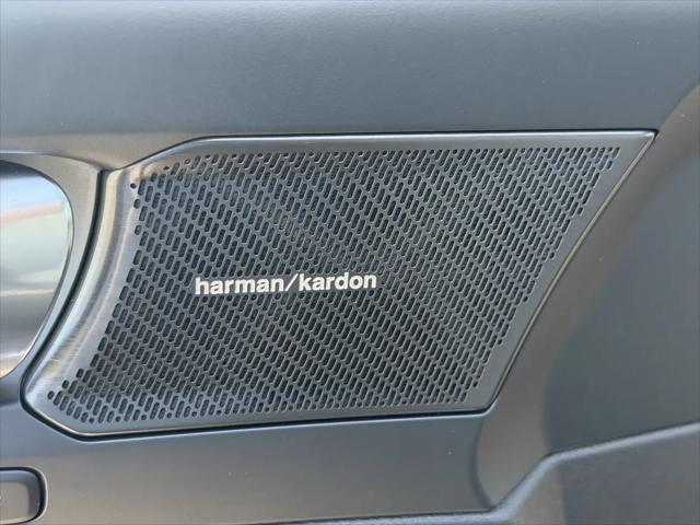 2026 Volvo XC40 Ultra, B5 AWD Gas (mild hybrid), Dark