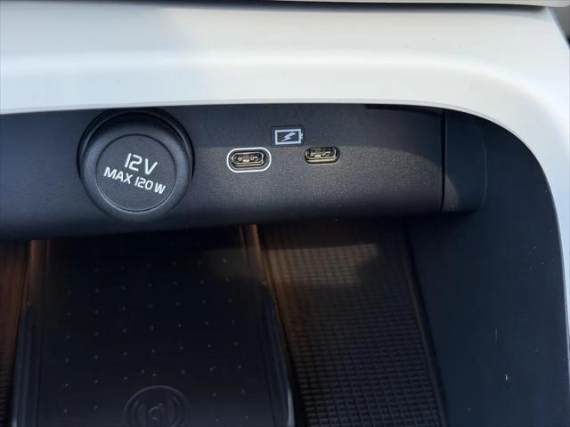 2026 Volvo XC40 Ultra, B5 AWD Gas (mild hybrid), Dark