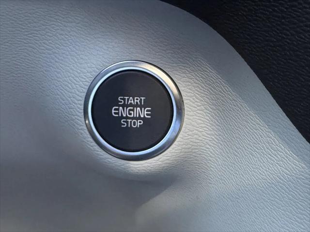 2026 Volvo XC40 Ultra, B5 AWD Gas (mild hybrid), Dark