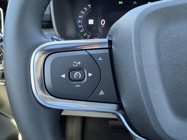 2026 Volvo XC40 Ultra, B5 AWD Gas (mild hybrid), Dark