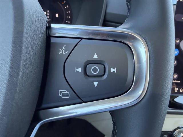 2026 Volvo XC40 Ultra, B5 AWD Gas (mild hybrid), Dark