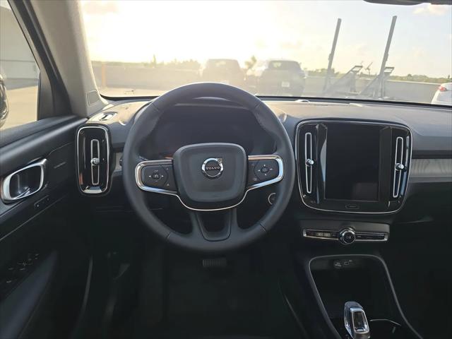 2026 Volvo XC40 Ultra, B5 AWD Gas (mild hybrid), Dark