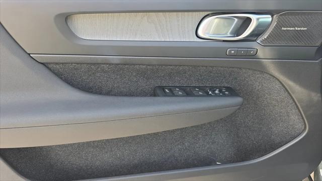 2026 Volvo XC40 Ultra, B5 AWD Gas (mild hybrid), Dark