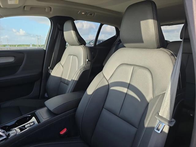 2026 Volvo XC40 Ultra, B5 AWD Gas (mild hybrid), Dark