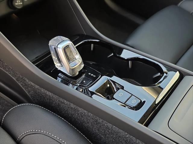 2026 Volvo XC40 Ultra, B5 AWD Gas (mild hybrid), Dark