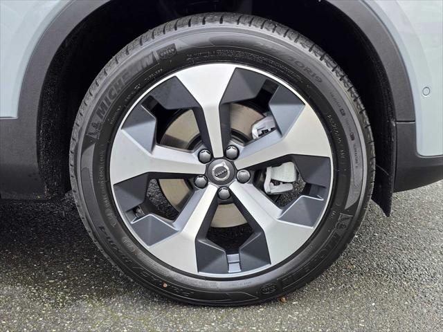 2026 Volvo XC40 Plus, B5 AWD Gas (mild hybrid), Dark