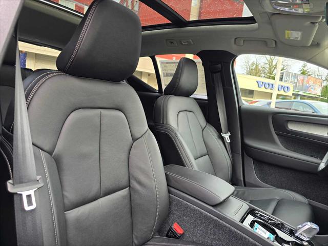 2026 Volvo XC40 Plus, B5 AWD Gas (mild hybrid), Dark