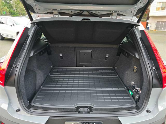 2026 Volvo XC40 Plus, B5 AWD Gas (mild hybrid), Dark