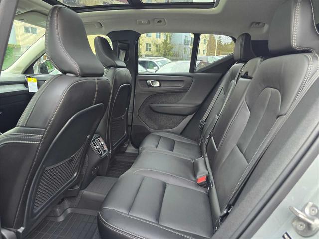 2026 Volvo XC40 Plus, B5 AWD Gas (mild hybrid), Dark