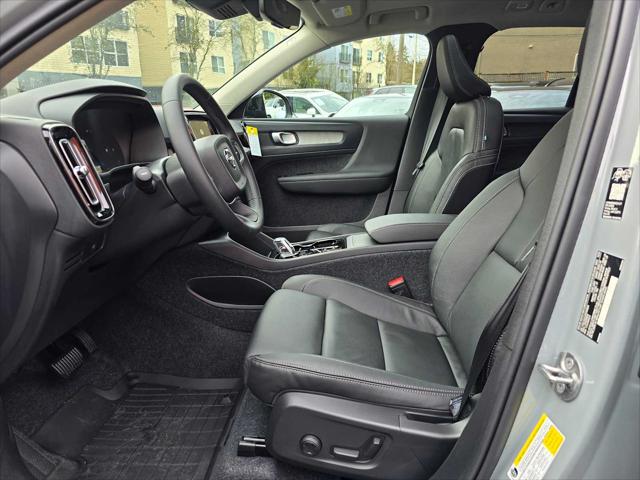 2026 Volvo XC40 Plus, B5 AWD Gas (mild hybrid), Dark