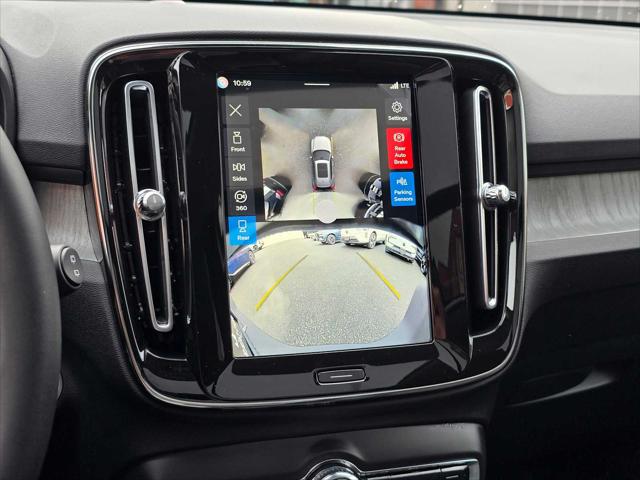 2026 Volvo XC40 Plus, B5 AWD Gas (mild hybrid), Dark