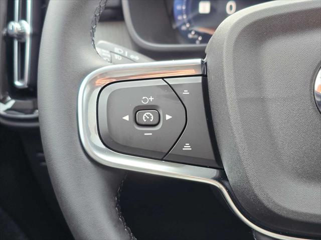 2026 Volvo XC40 Plus, B5 AWD Gas (mild hybrid), Dark