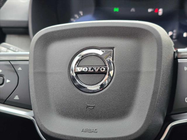 2026 Volvo XC40 Plus, B5 AWD Gas (mild hybrid), Dark