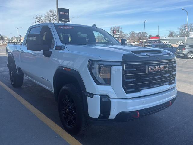 2025 GMC Sierra 2500HD 4WD Crew Cab Standard Bed AT4