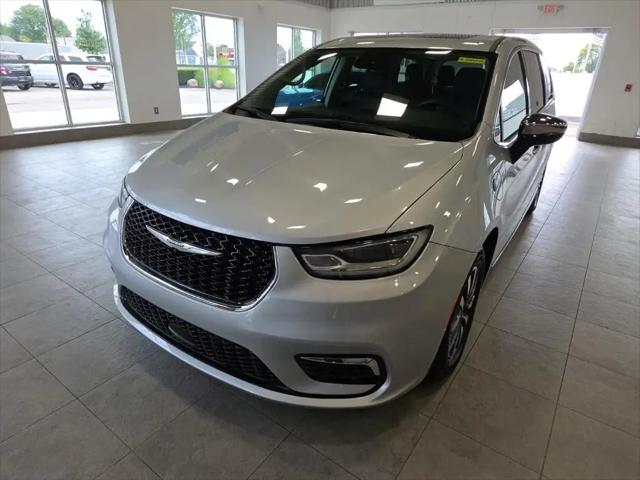 2023 Chrysler Pacifica Hybrid Limited for sale in Sterling Heights, MI