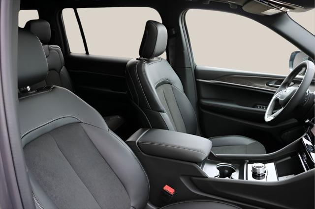 2026 Jeep Grand Cherokee Altitude 4x2