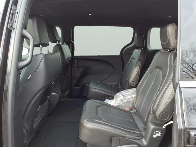 2026 Chrysler Pacifica Select AWD