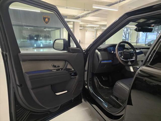 2026 Land Rover Range Rover P615 SV