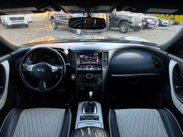 2017 INFINITI QX70 3.7