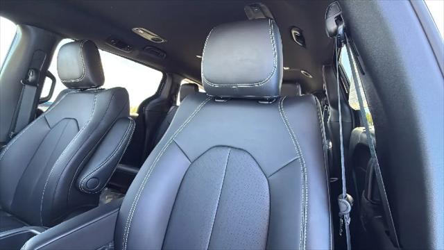 2026 Chrysler Pacifica Select AWD