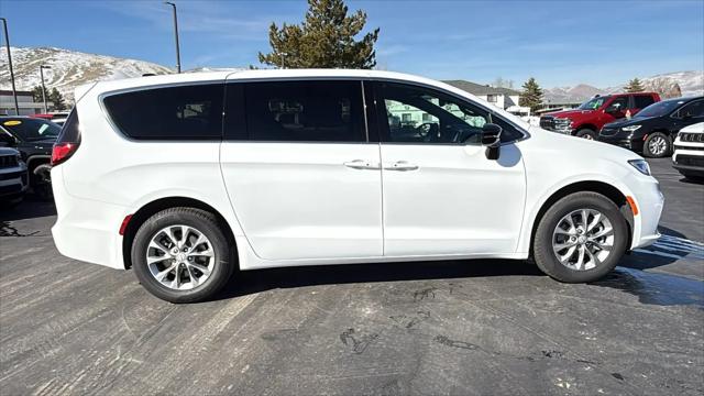 2026 Chrysler Pacifica Select AWD