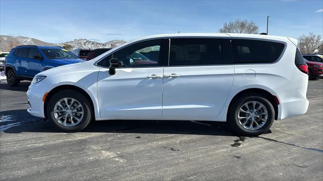 2026 Chrysler Pacifica Select AWD