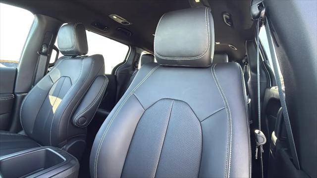 2026 Chrysler Pacifica Select AWD