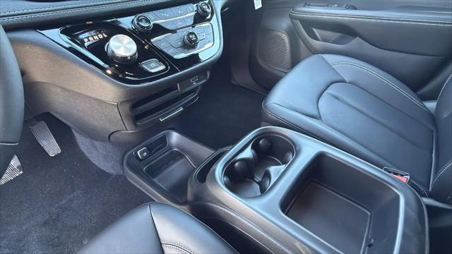 2026 Chrysler Pacifica Select AWD