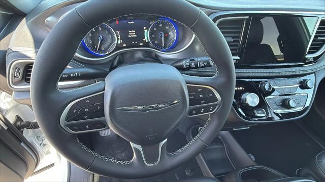 2026 Chrysler Pacifica Select AWD