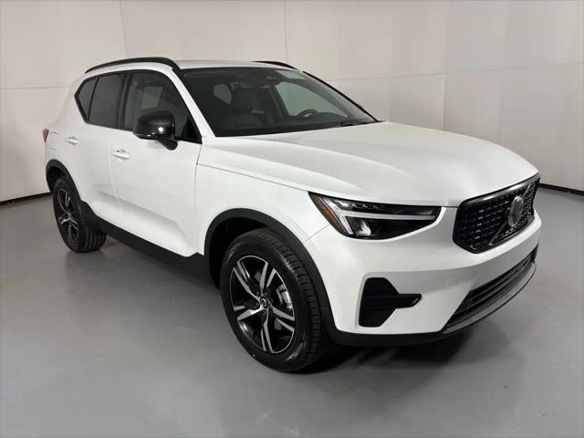2026 Volvo XC40 Core, B4 FWD Gas (mild hybrid), Dark