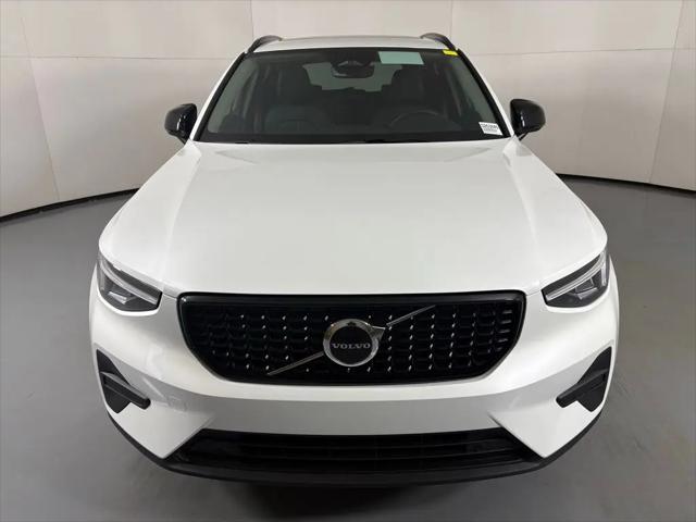 2026 Volvo XC40 Core, B4 FWD Gas (mild hybrid), Dark
