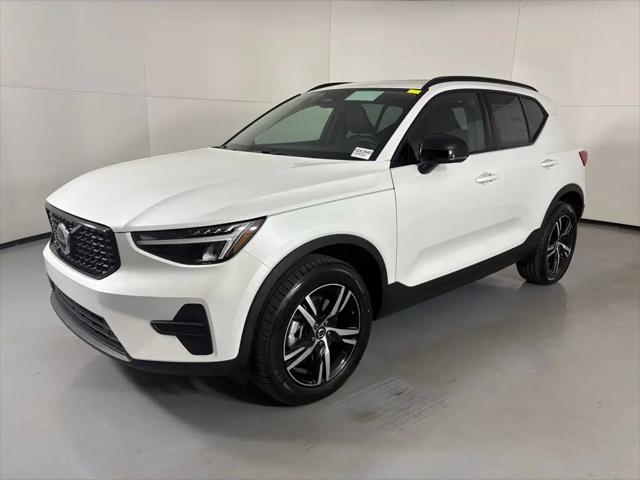 2026 Volvo XC40 Core, B4 FWD Gas (mild hybrid), Dark