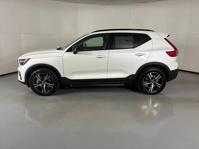 2026 Volvo XC40 Core, B4 FWD Gas (mild hybrid), Dark