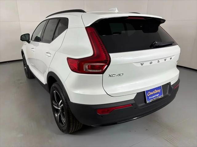 2026 Volvo XC40 Core, B4 FWD Gas (mild hybrid), Dark