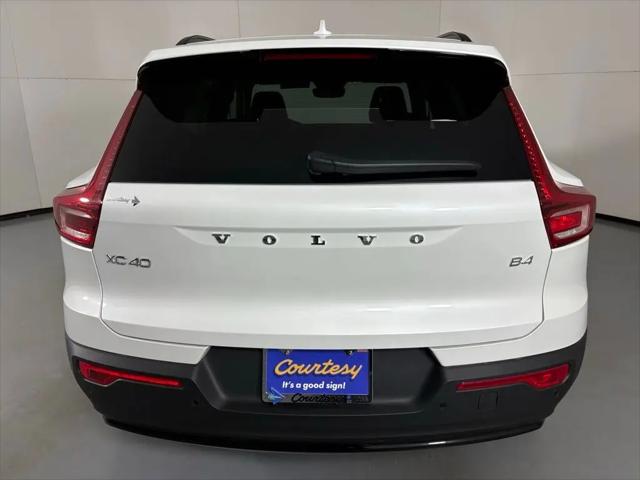 2026 Volvo XC40 Core, B4 FWD Gas (mild hybrid), Dark
