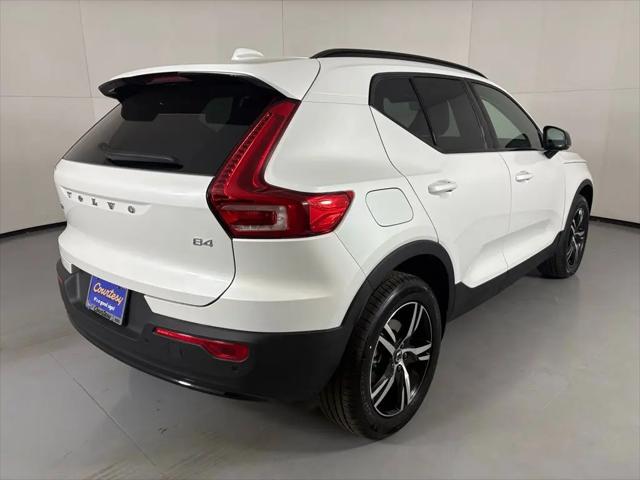 2026 Volvo XC40 Core, B4 FWD Gas (mild hybrid), Dark