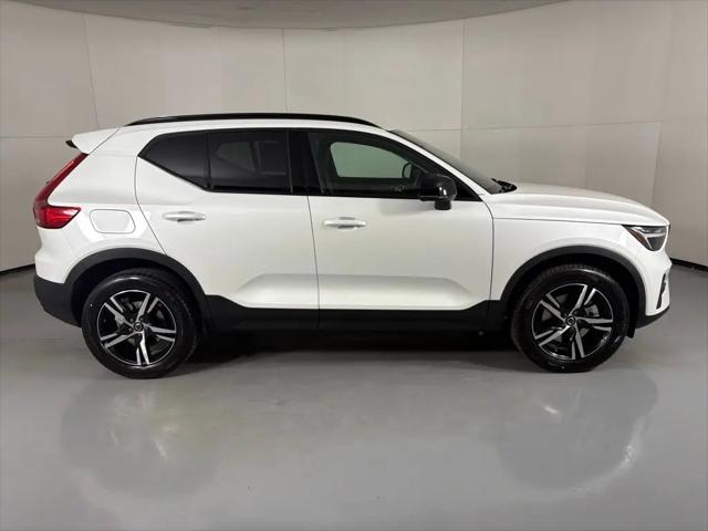 2026 Volvo XC40 Core, B4 FWD Gas (mild hybrid), Dark